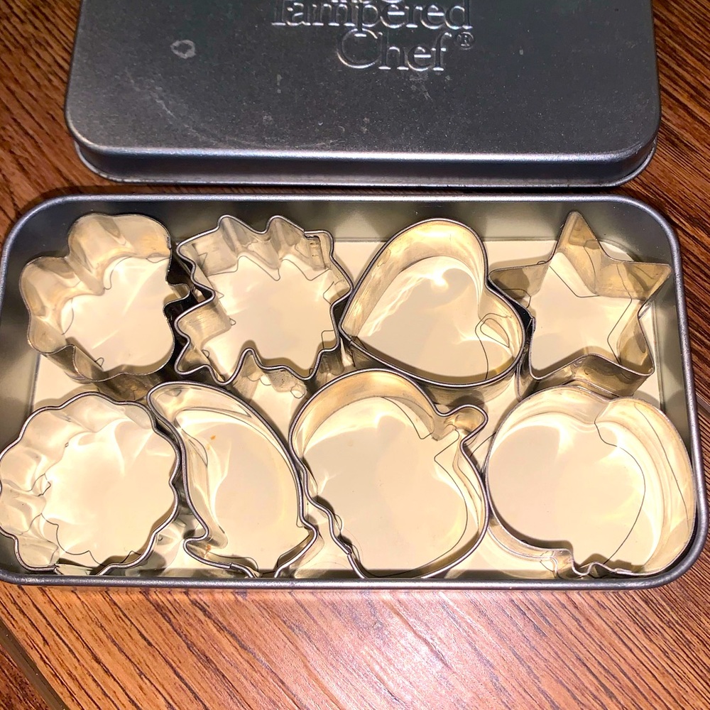 Pampered Chef Cookie Cutter Kit: 8 Cookie Forms & Storage Tin